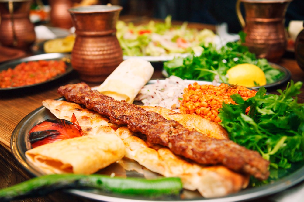 Adana kebap porsiyonu, lavaş, bulgur pilavı ve yeşillik